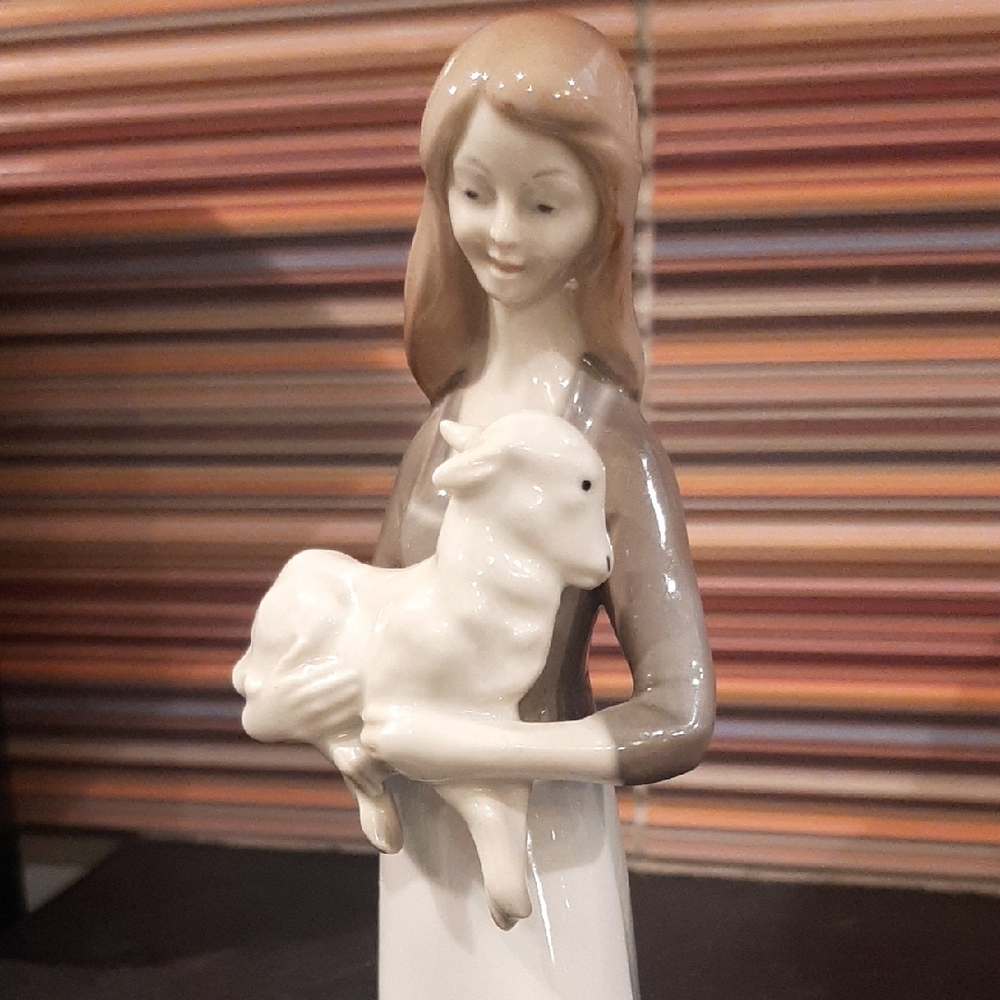 LLADRO Spain💝60's EXCELLENT CONDITION Porcelain YOUNG GIRLwith Lamb 7 3/4" Tall